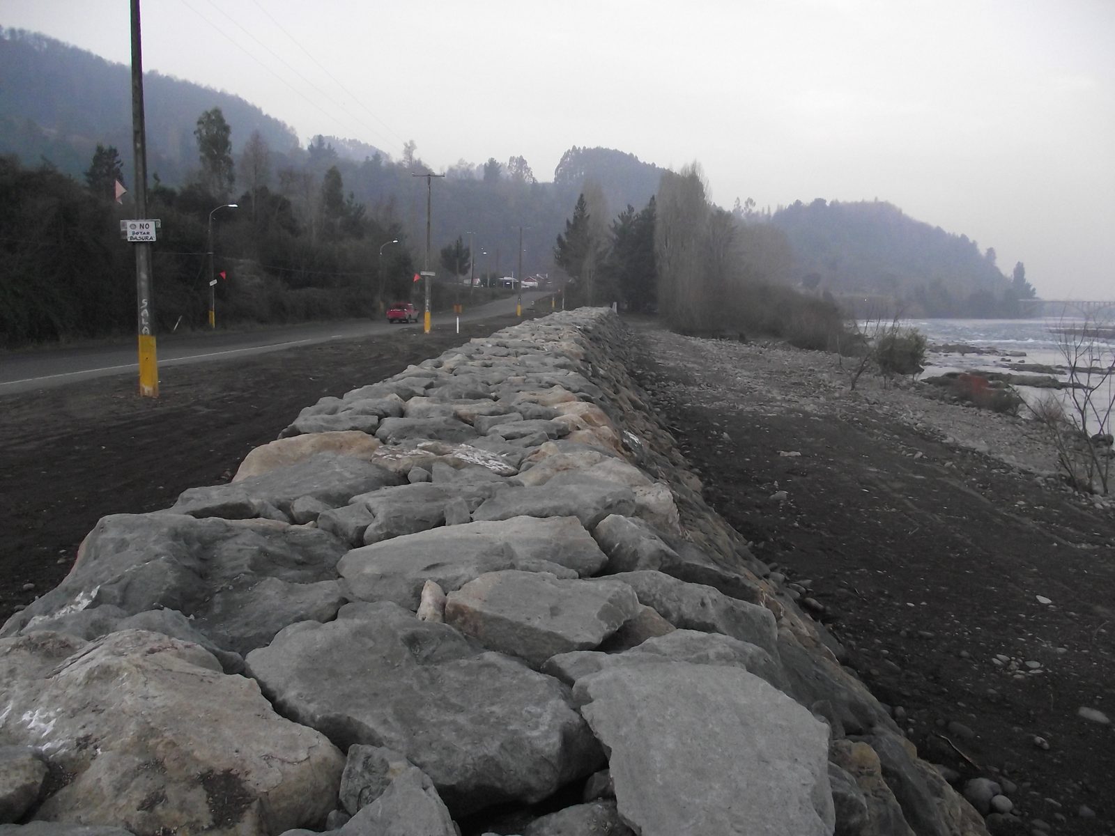 Enrocado de defensa fluvial ejecutado en la ribera de un río